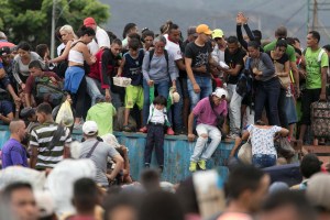 Cierre de la frontera venezolana no frena el éxodo y lo hace más peligroso, alerta Acnur