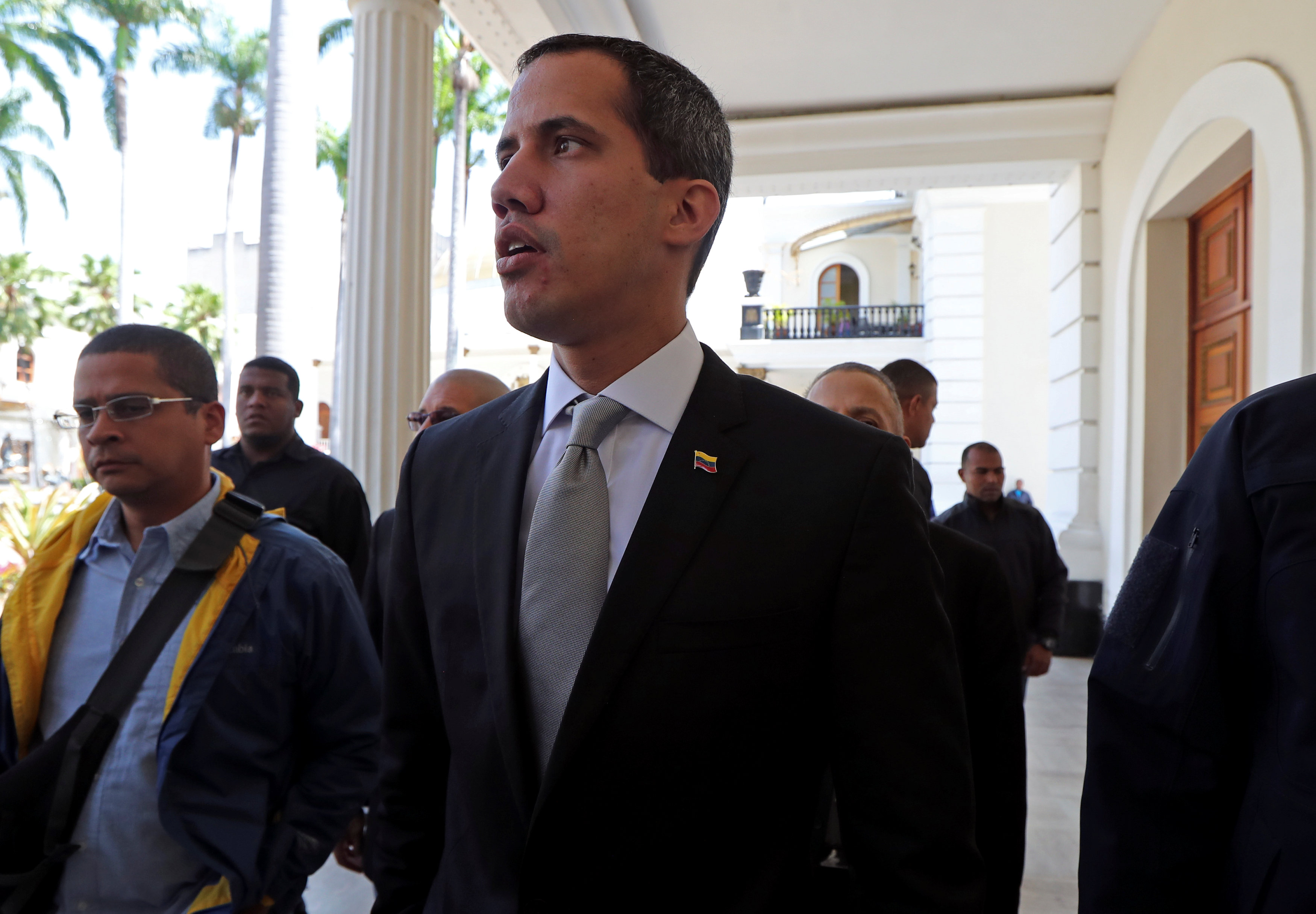 Presidente encargado Juan Guaidó crea Comisión de Protección a empleados públicos (Videos)