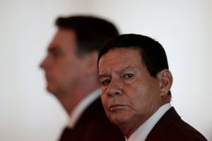 Vicepresidente de Brasil dice que recibirá vacuna contra el Covid-19, al contrario de Bolsonaro