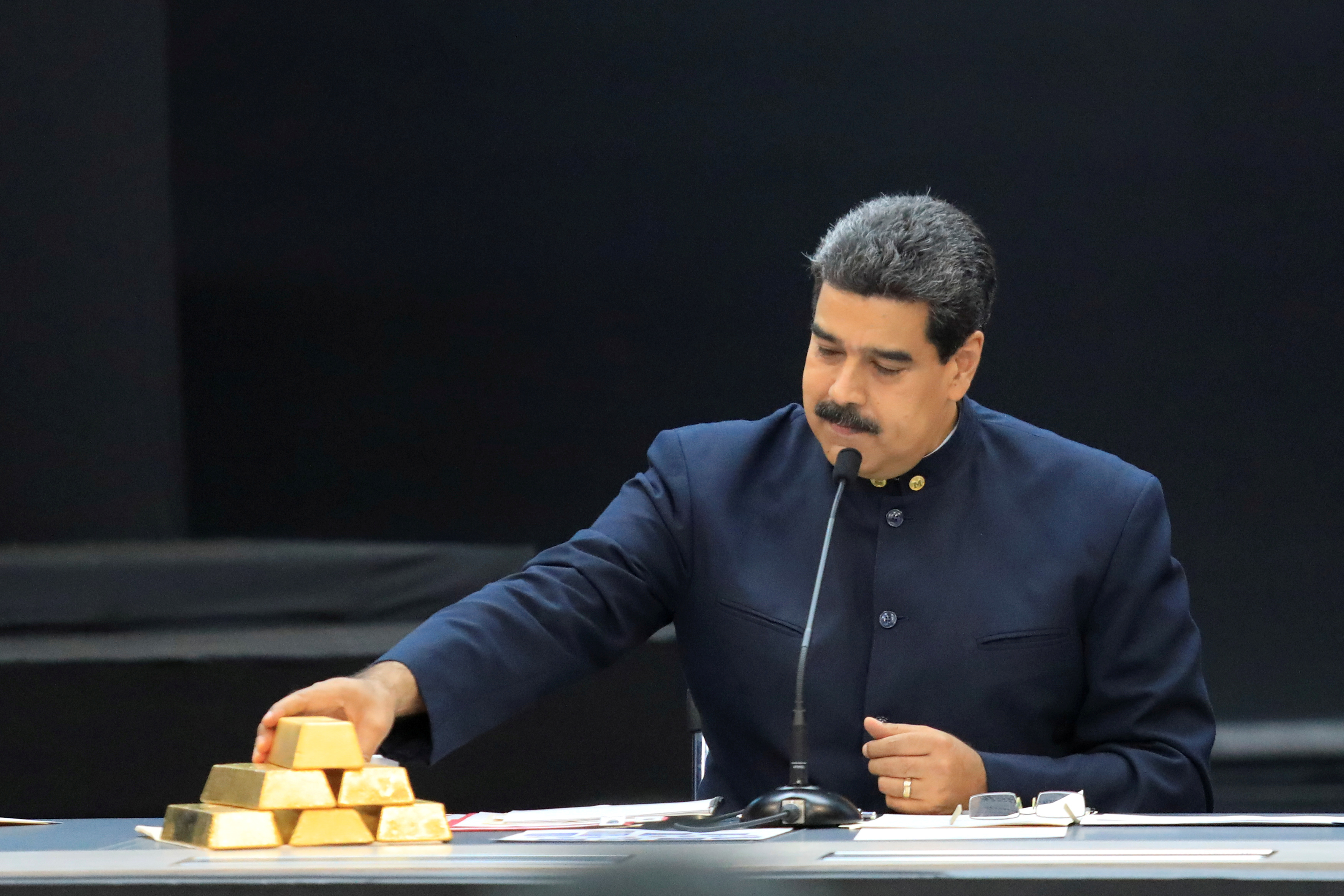 ¡El Colmo! Maduro le entregará una mina de oro a gobernadores chavistas para obtener recursos (Video)