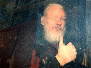 Assange dispuesto a cooperar con las autoridades suecas, asegura su abogada