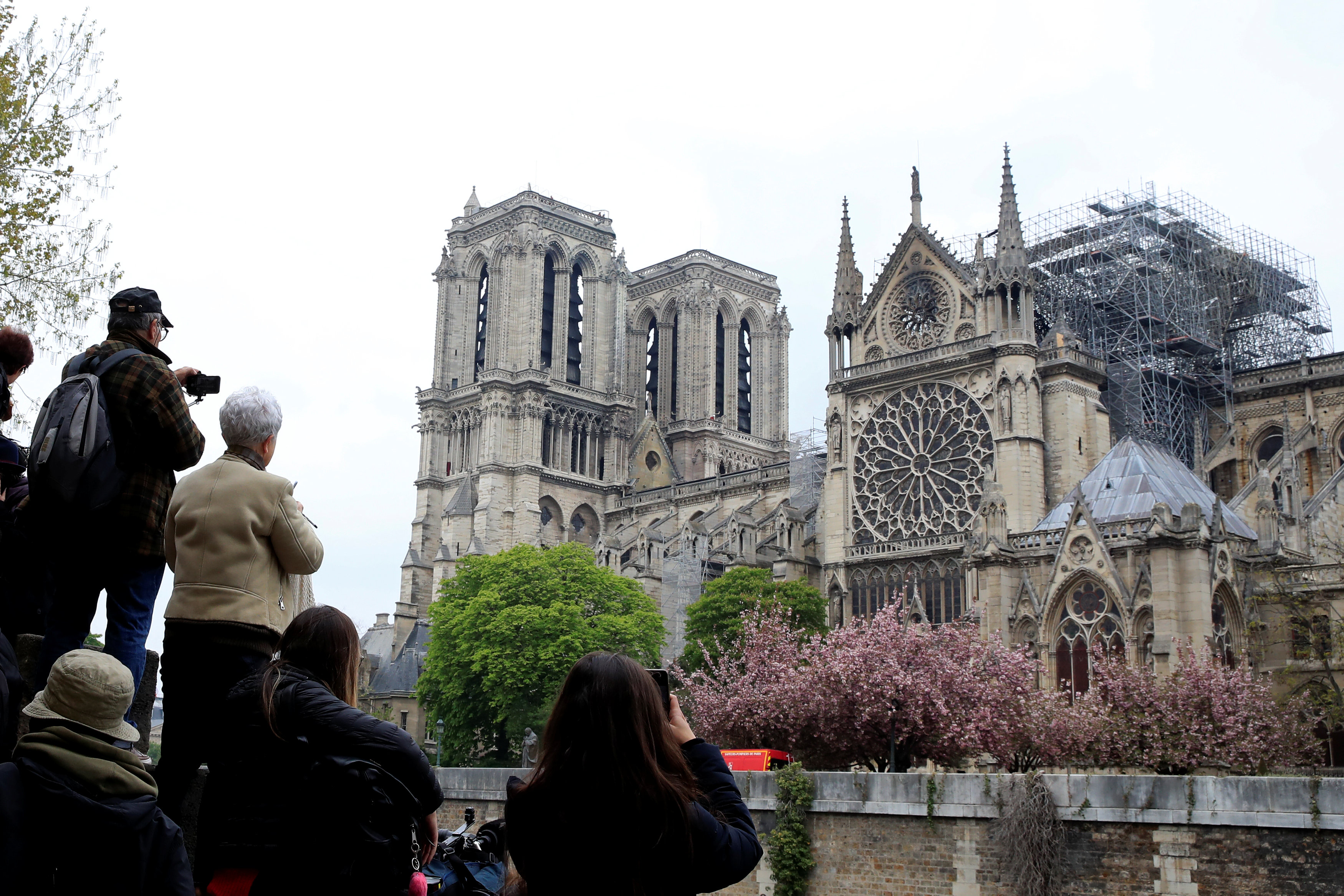 Primera misa en Notre Dame de París desde el incendio