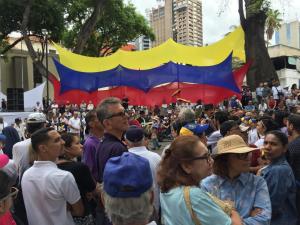 Venezolanos comienzan a llegar a la plaza Bolívar de Chacao (VIDEO) #19Abr