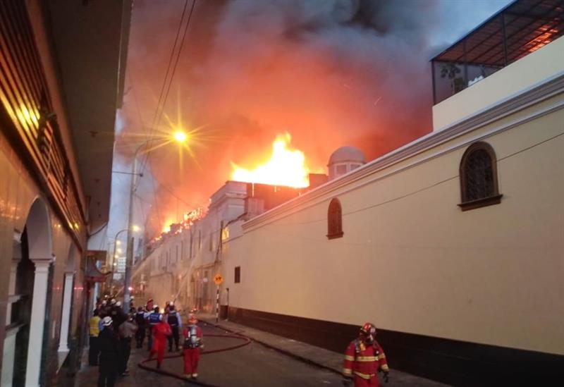 Se desata gran incendio en el centro histórico de Lima (FOTO y VIDEO)