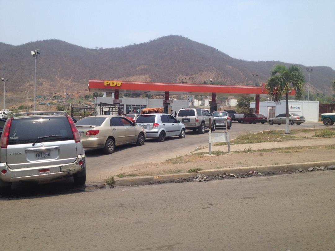Largas colas por fallas en la distribución de gasolina y gas en Anzoátegui (Fotos)