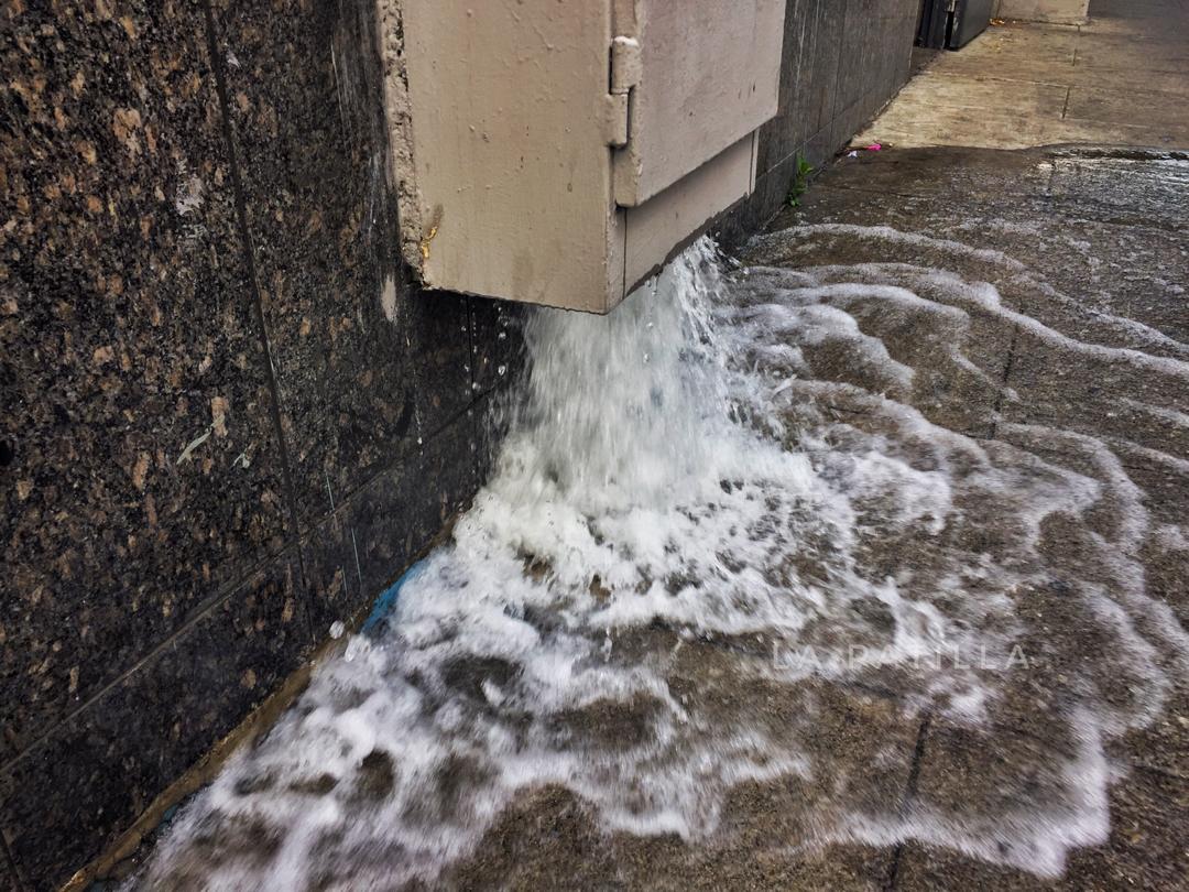 Desesperación extrema: Un hombre salió a tomar agua y llenar botellas en el bote de Los Palos Grandes (FOTOS)