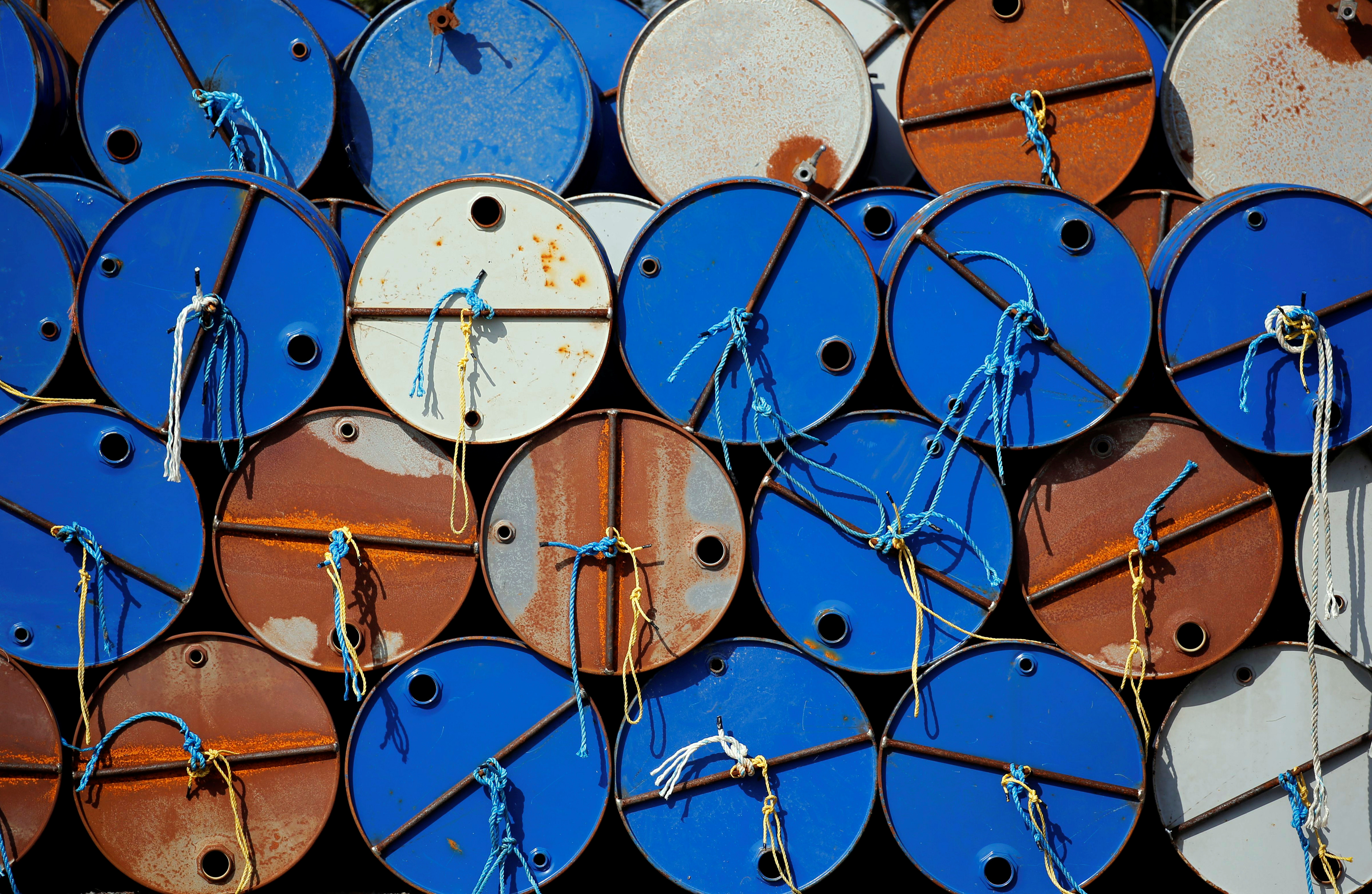 Barril de petróleo cae bajo a 64 dólares, fuente dice que saudíes están cerca de retomar producción plena