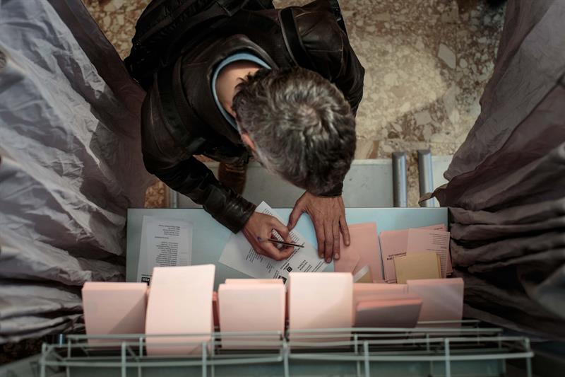 Alta participación del 60,75% en elecciones españolas a dos horas del cierre