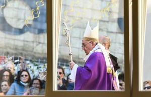 Papa insta a arzobispo de Chile a construir un futuro diferente tras escándalos