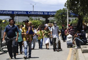 Hasta tres horas duran los viajeros y migrantes para pasar el puente internacional Simón Bolívar