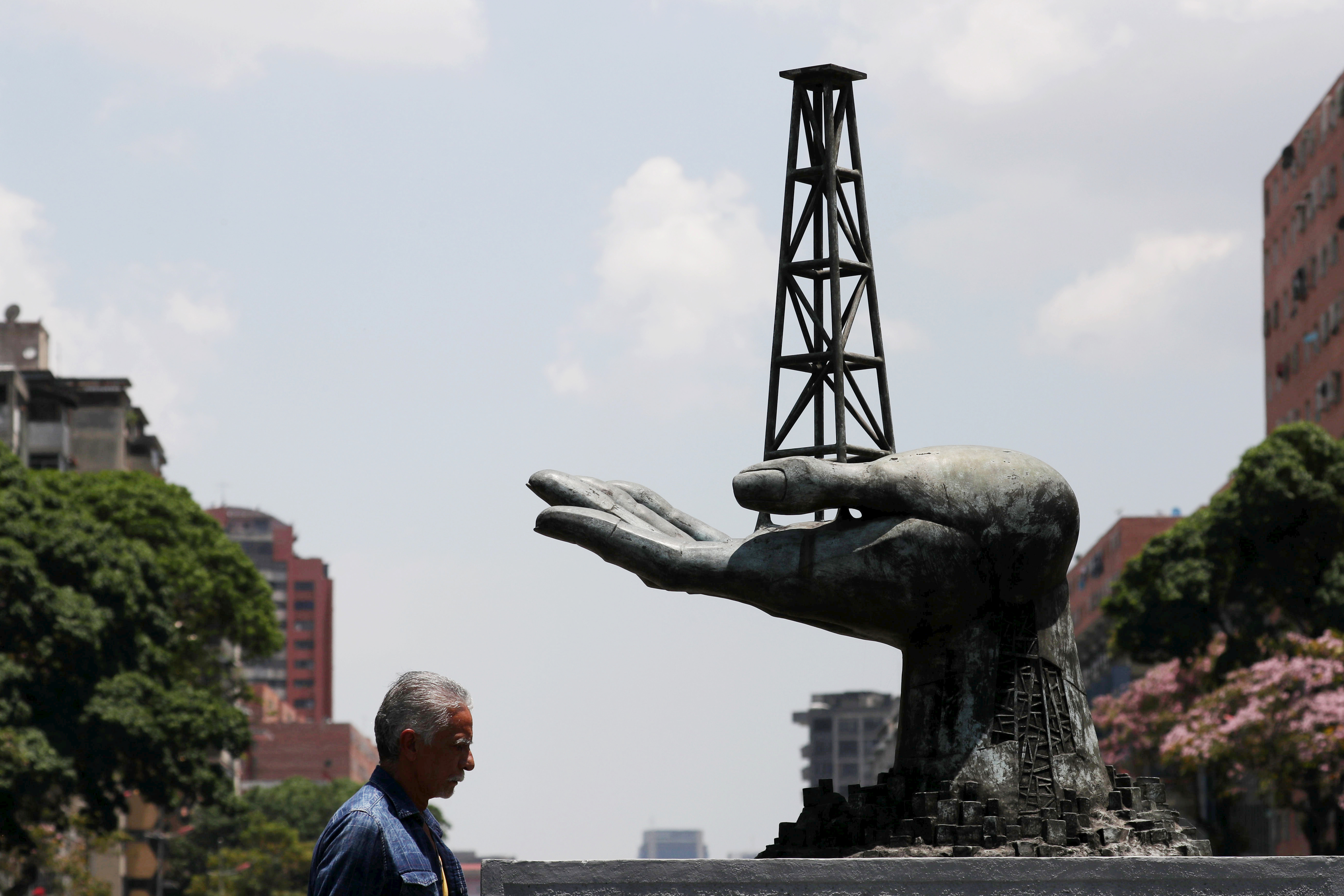 Pdvsa define acuerdo para operar refinería de Curazao por un año más