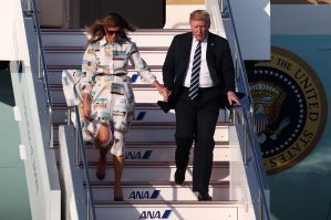 Trump llega a Tokio para una visita oficial que se extenderá hasta el martes