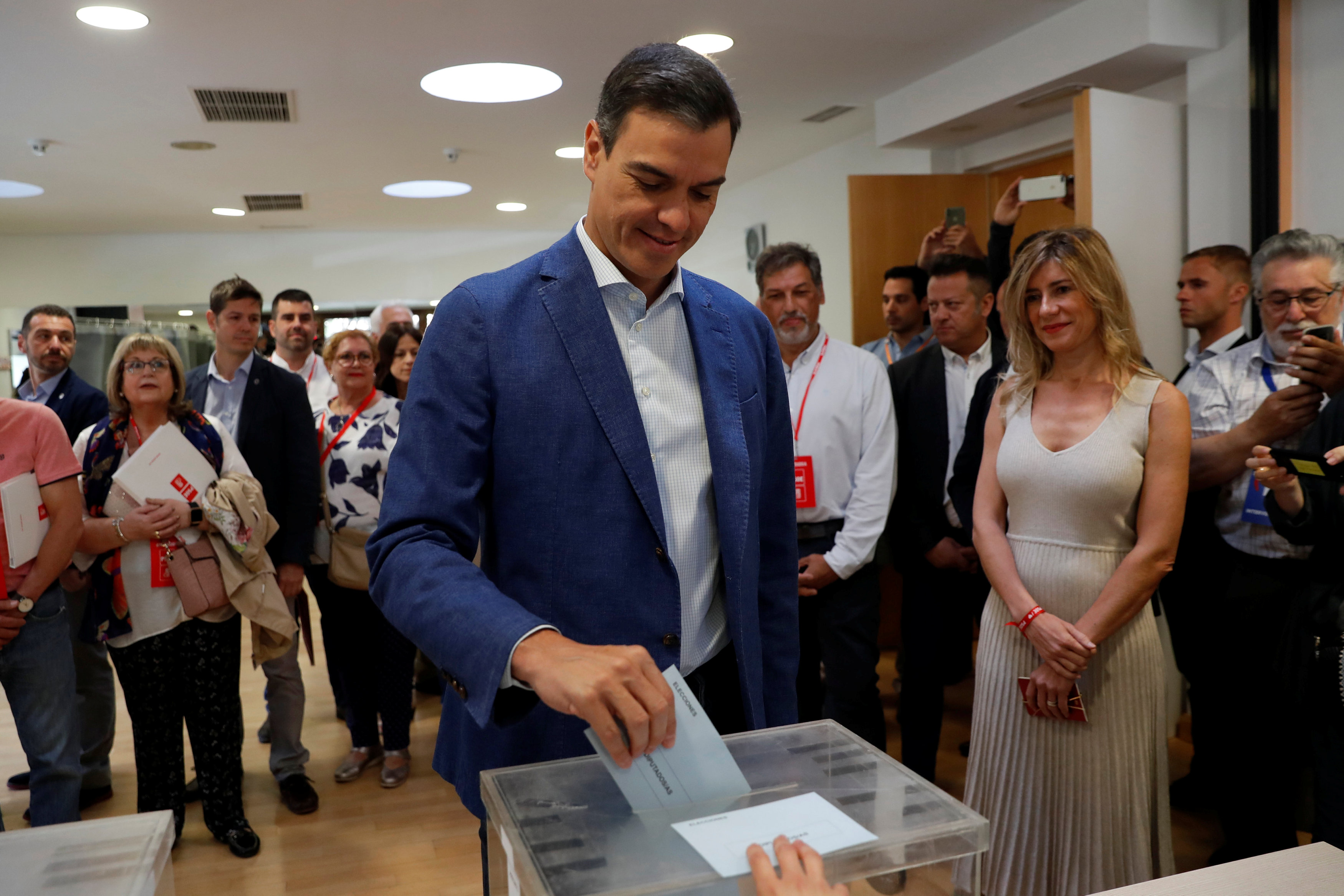 Pedro Sánchez ejerció su derecho al voto en las parlamentarias españolas y europeas (FOTOS)