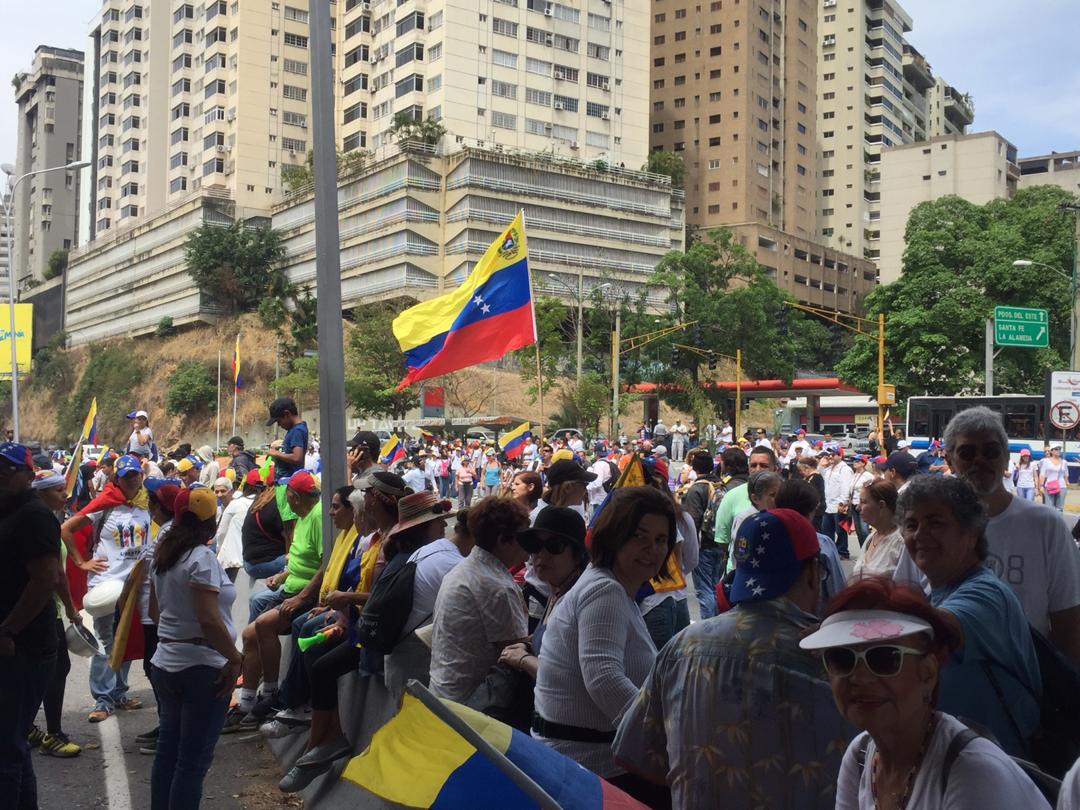 Venezolanos trancan la autopista Prados del Este a la altura de Santa Fe #1May (FOTOS)