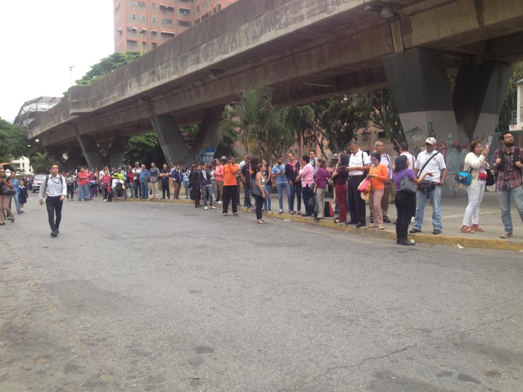 Escasez de transporte genera caos en Caricuao #8May (fotos)