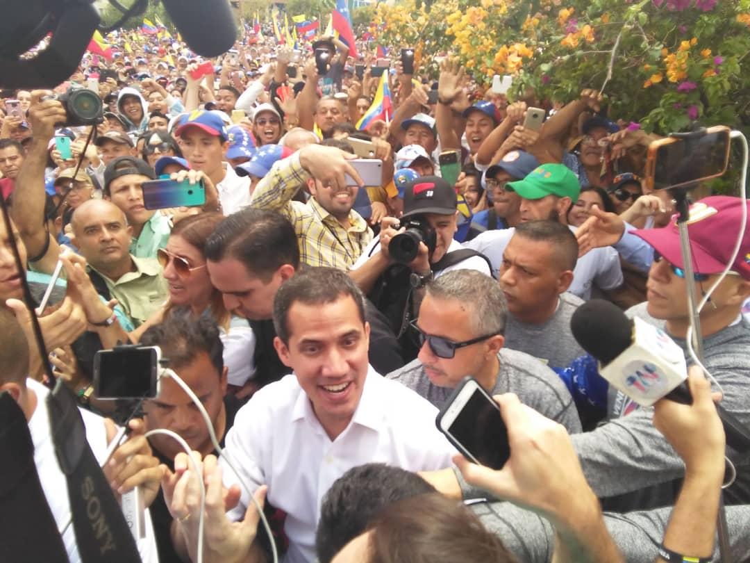 ¡Sí se puede! Guaidó llega a la Avenida Bracamonte rodeado de un mar de larenses (VIDEO)