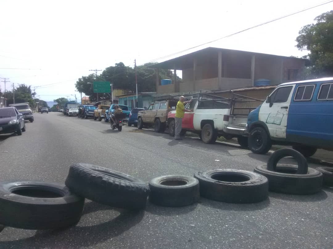 En Trujillo cierran calle ante la escasez de gasolina #28May (fotos)