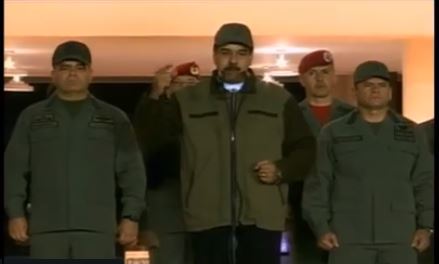 Vestido de militar, Maduro aparece en cadena al lado de Padrino (video) #2May