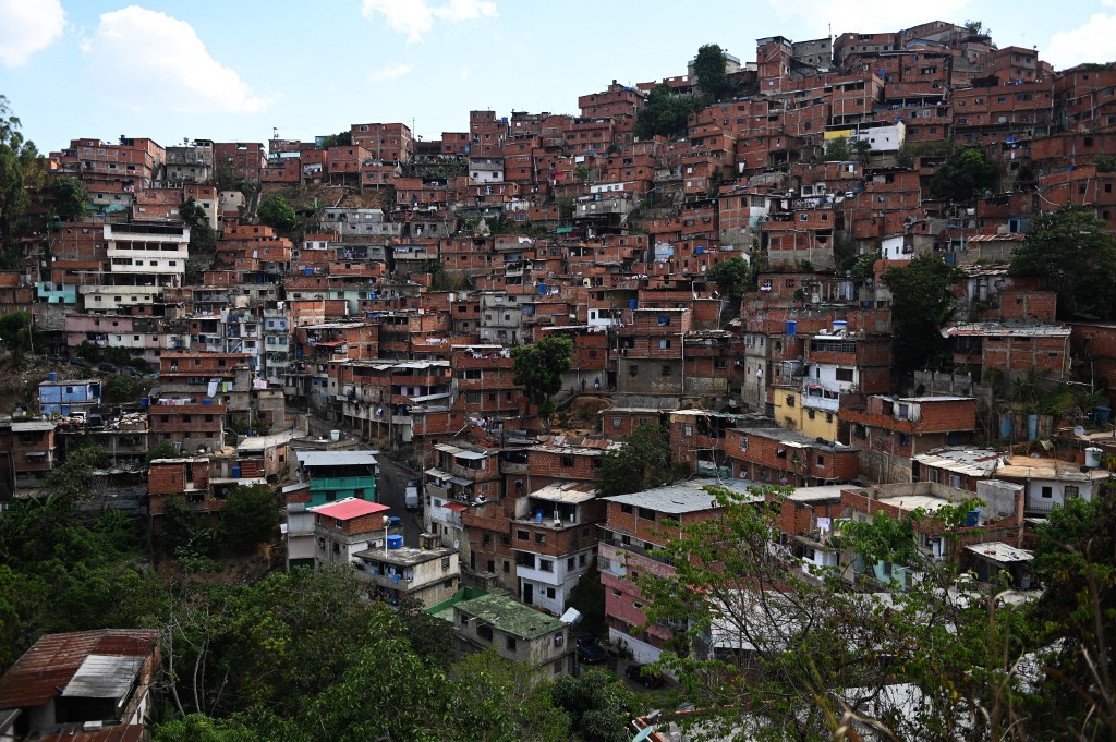 ¡A plena luz del día! Delincuentes se pasean con armas largas por barrios de Petare (Foto y video)