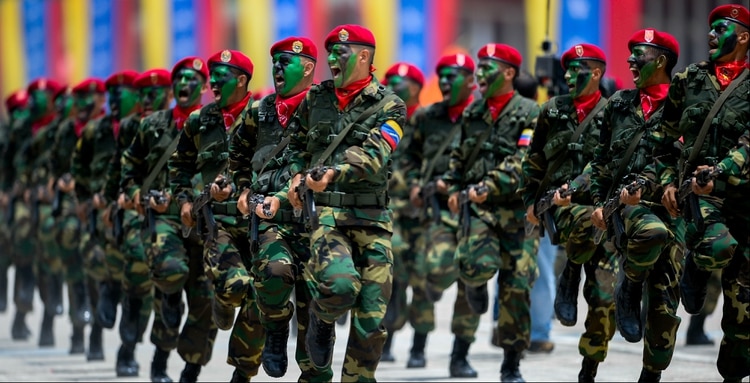 Teniente del Ejército venezolano confiesa cómo sobrevive con los bajos salarios