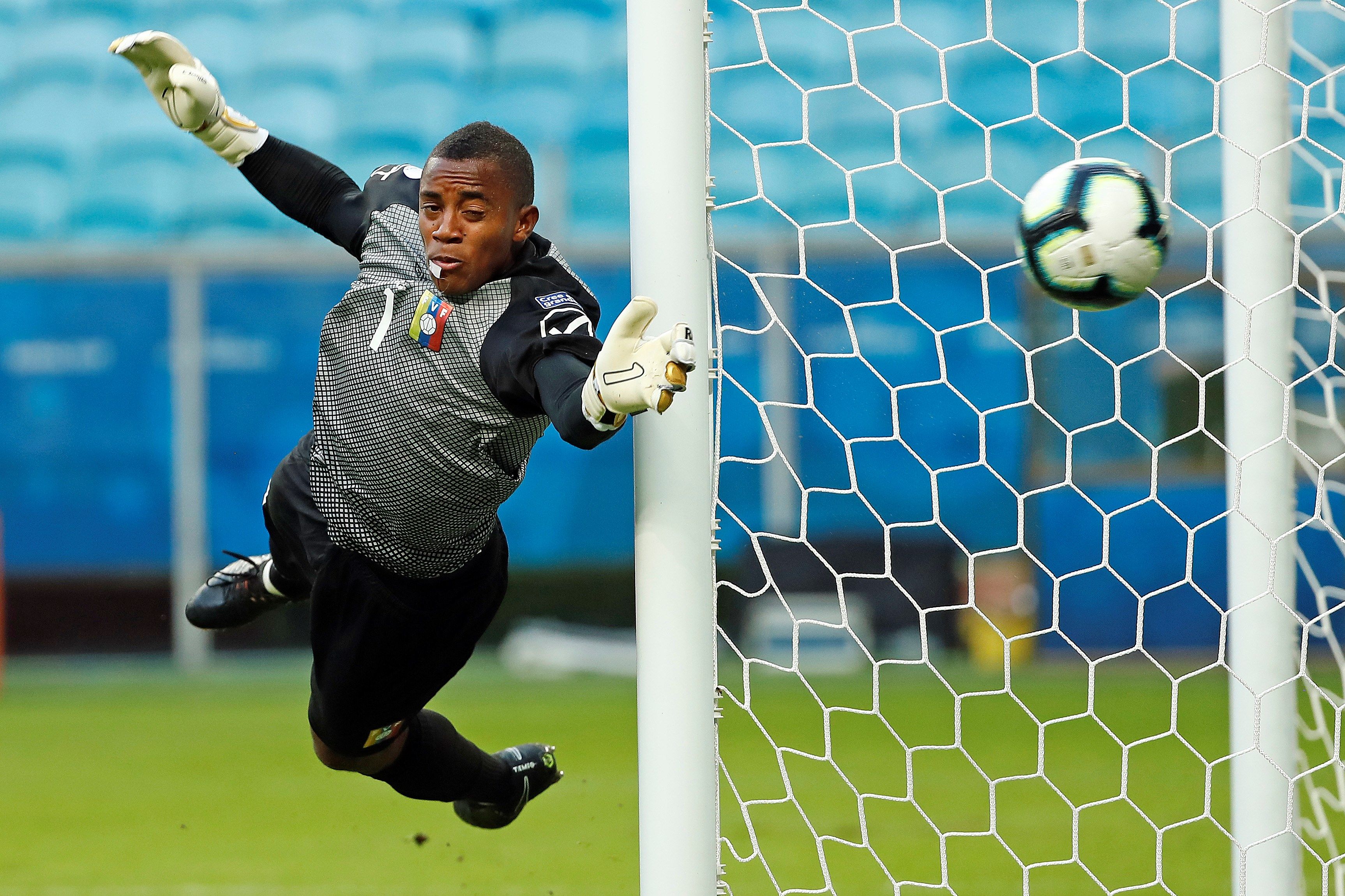 ¿Te la perdiste? La DOBLE TAPADA de Fariñez que dejó boquiabierto al mundo del fútbol (VIDEO)