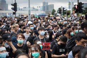 Manifestantes marchan en Hong Kong para pedir la dimisión de la jefa de Gobierno