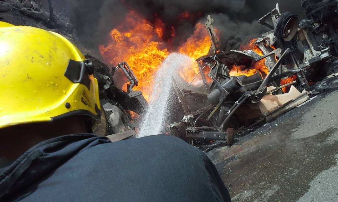 Gandola se prendió en llamas en la carretera nacional Guanta-Cumaná luego de accidente (FOTOS)