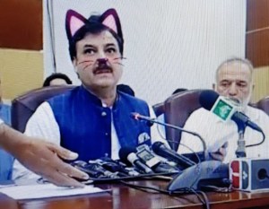 Olvidaron apagar el filtro de gato durante conferencia de ministro pakistaní (FOTOS)
