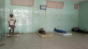 Pacientes del hospital psiquiátrico de Lídice duermen en colchones y al lado de sus heces y orina
