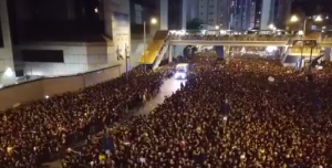 Imperdible: El impresionante momento en el que manifestantes en Hong Kong abren paso a una ambulancia con afectados por las protestas (VIDEO)