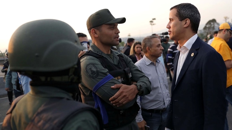 Juan Guaidó a la familia militar: Activen el llamado de sus compañeros y sus ciudadanos (VIDEO)