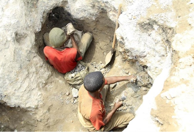Mueren 36 mineros en un accidente en una mina de cobre en el sur del Congo