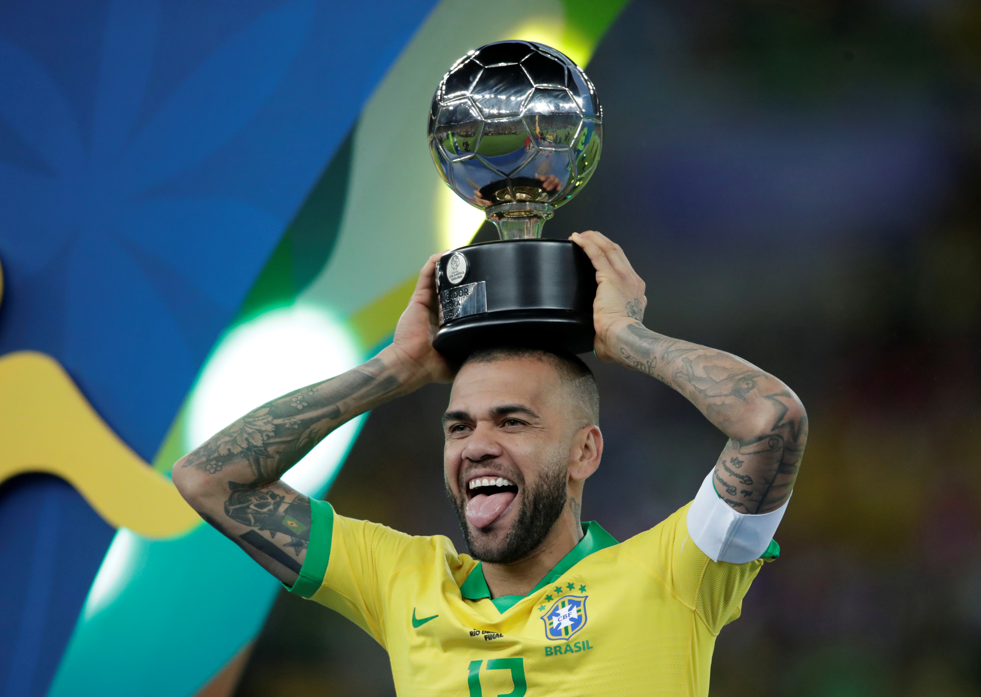 Dani Alves se ofrece al mercado y dice que quien lo quiera tendrá un campeón