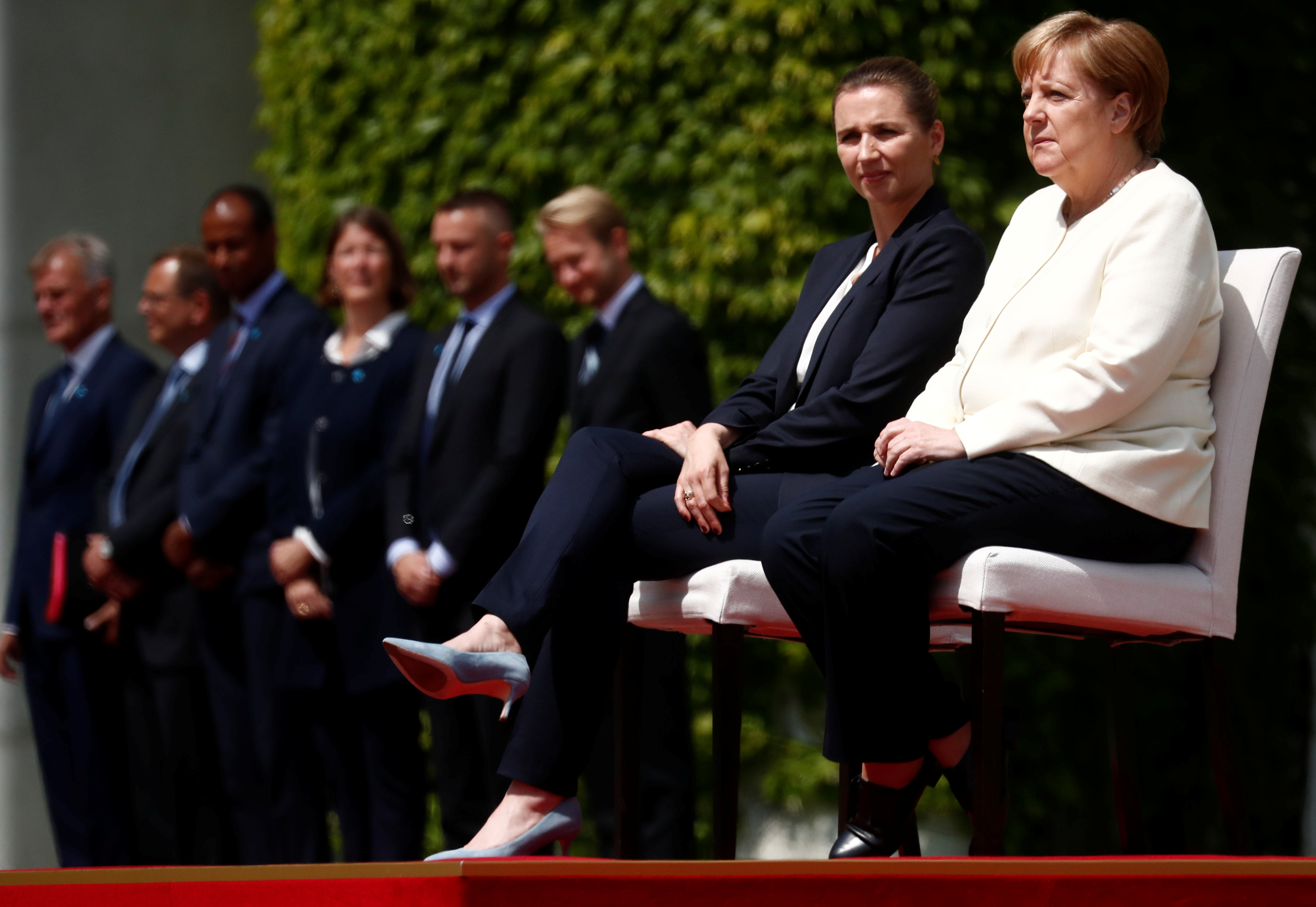 Merkel rompe protocolo y se sienta para recibir a primera ministra danesa tras episodios de temblores