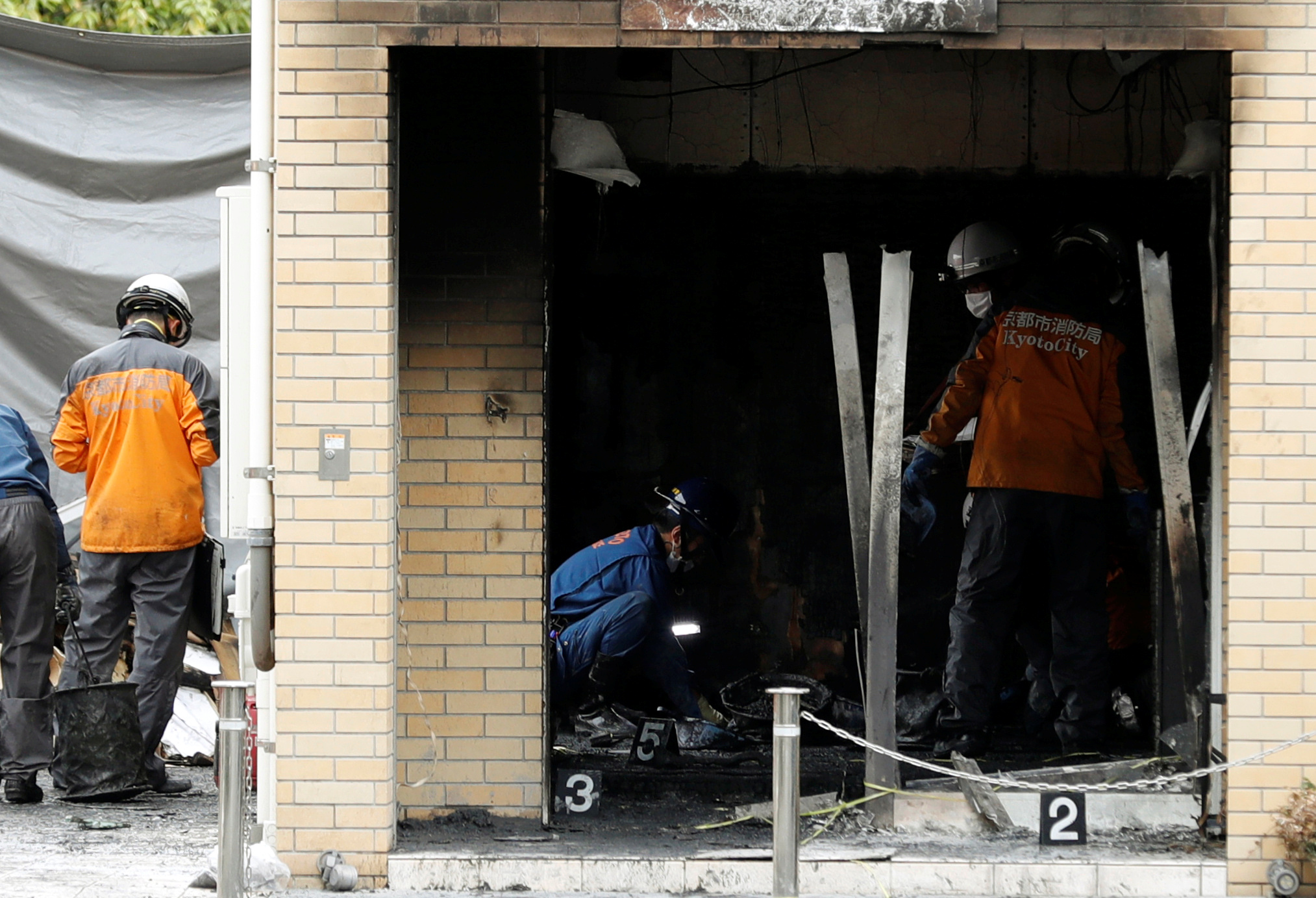 Cien personas investigan incendio intencionado en Japón que causó 33 muertos