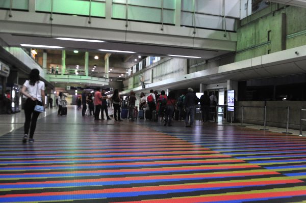 FOTOS: Mujer herida en el aeropuerto de Maiquetía luego que una lámina se desprendiera del techo