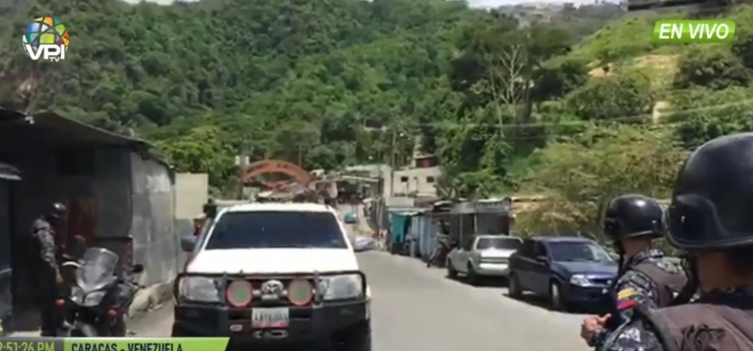 Fuerte presencia policial en el Cementerio del Este tras entrega del cadáver de Acosta Arevalo