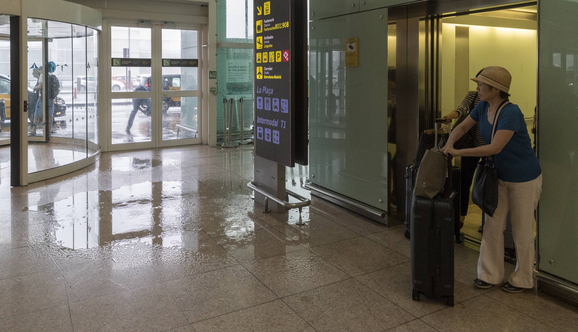 Aeropuerto de Barcelona, España, reabre sus pistas tras cerrarlas por fuertes lluvias