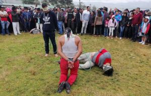 Comunidad indígena azotó a tres venezolanos por presunto robo en Ecuador