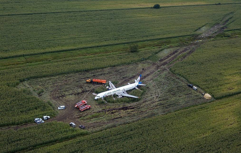 Funcionarios rusos aún decodifican las cajas negras del avión siniestrado en campo de maíz