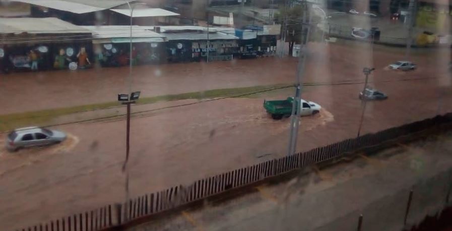 Colapso en las vías de Naguanagua tras fuertes lluvias este #28Ago (Fotos y Video)