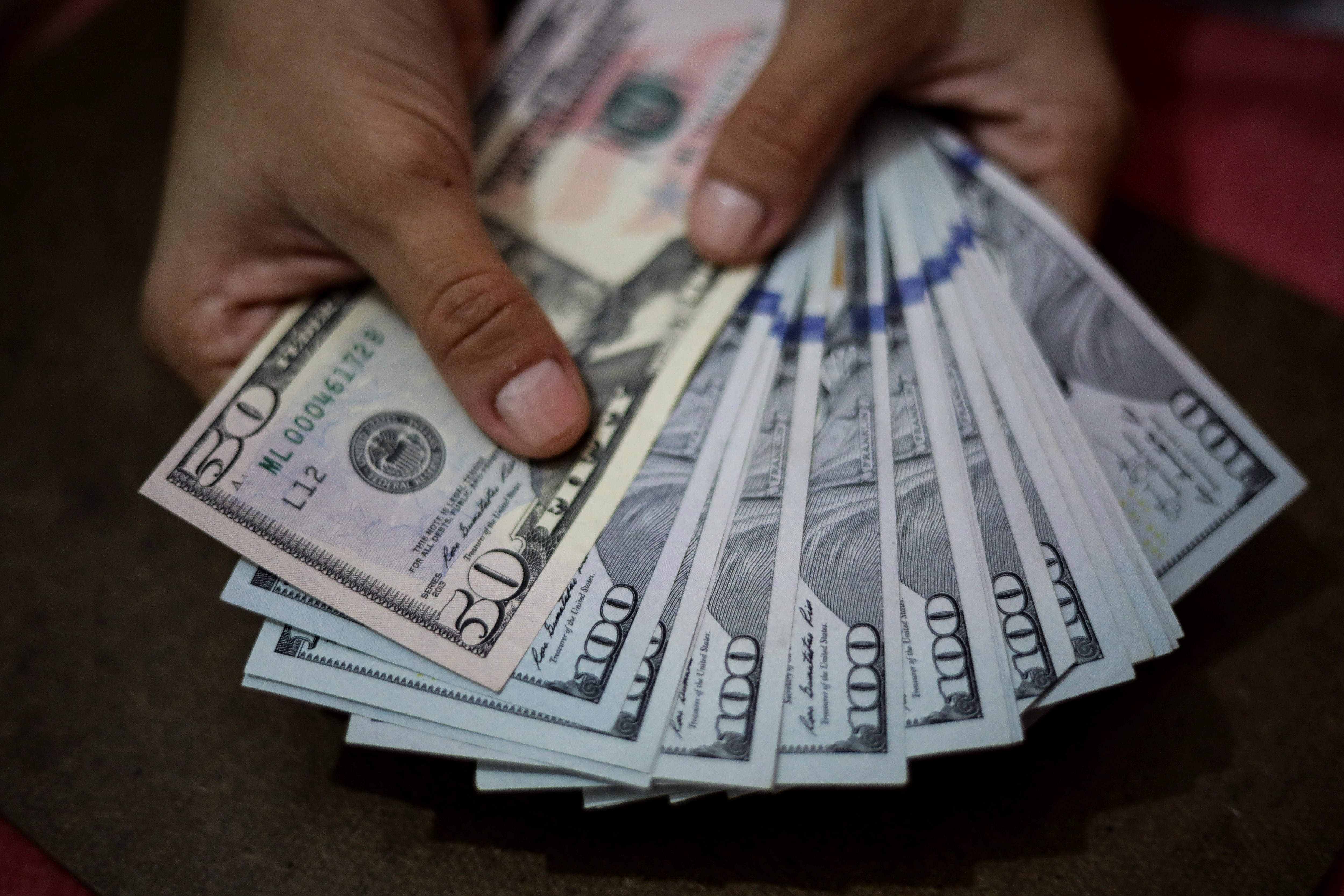 El dólar que-no-debe-ser-nombrado se fue al “infinito y más allá”: Cerró en más de 41 mil bolívares