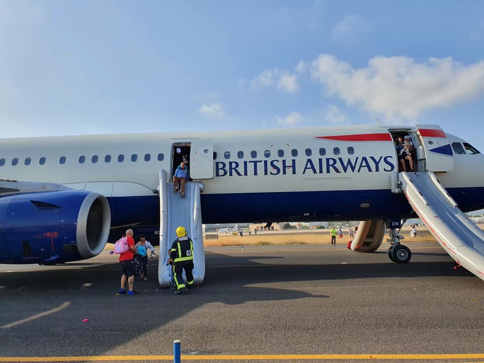 Pánico en el aire: Pasajeros escapan por las rampas de emergencia luego de que el avión se llenara de humo (Video)