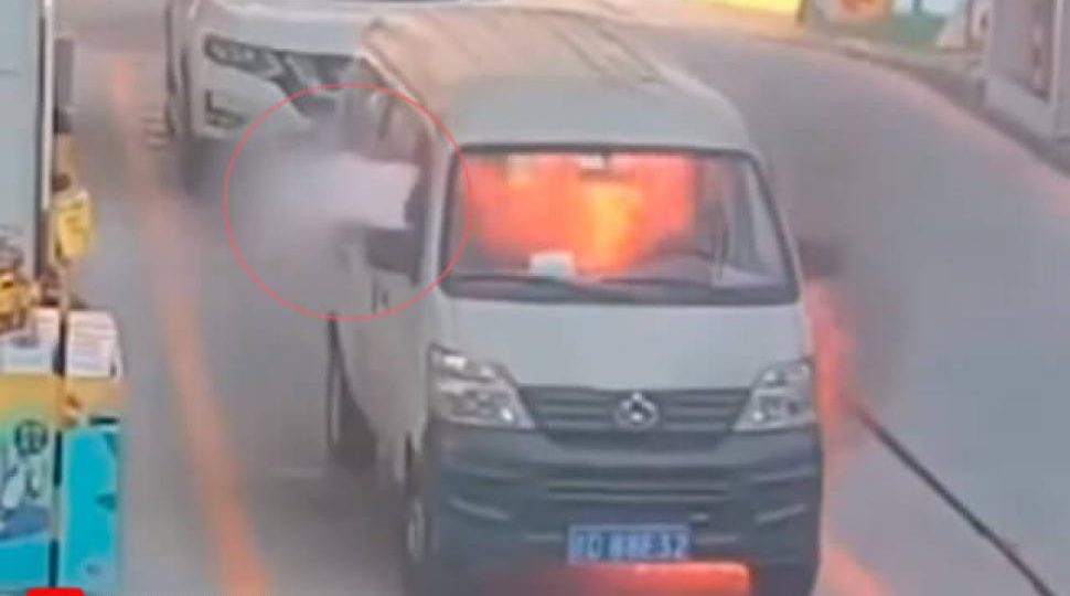 VIDEO VIRAL: De milagro se salvó este hombre luego de que su vehículo se incendiara