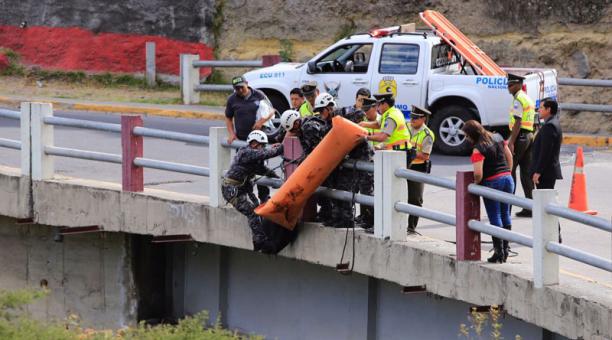 Venezolano se lanzó desde un puente con su maleta tras llegar a Ecuador