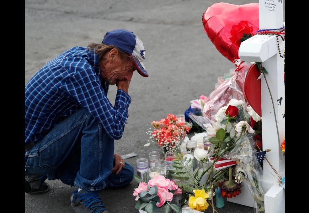 Esposo de víctima de tiroteo invitó al pueblo de Texas al funeral; ella era su única familia