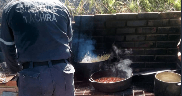 Bomberos del Táchira cocinan a leña. Imagen cortesía. 