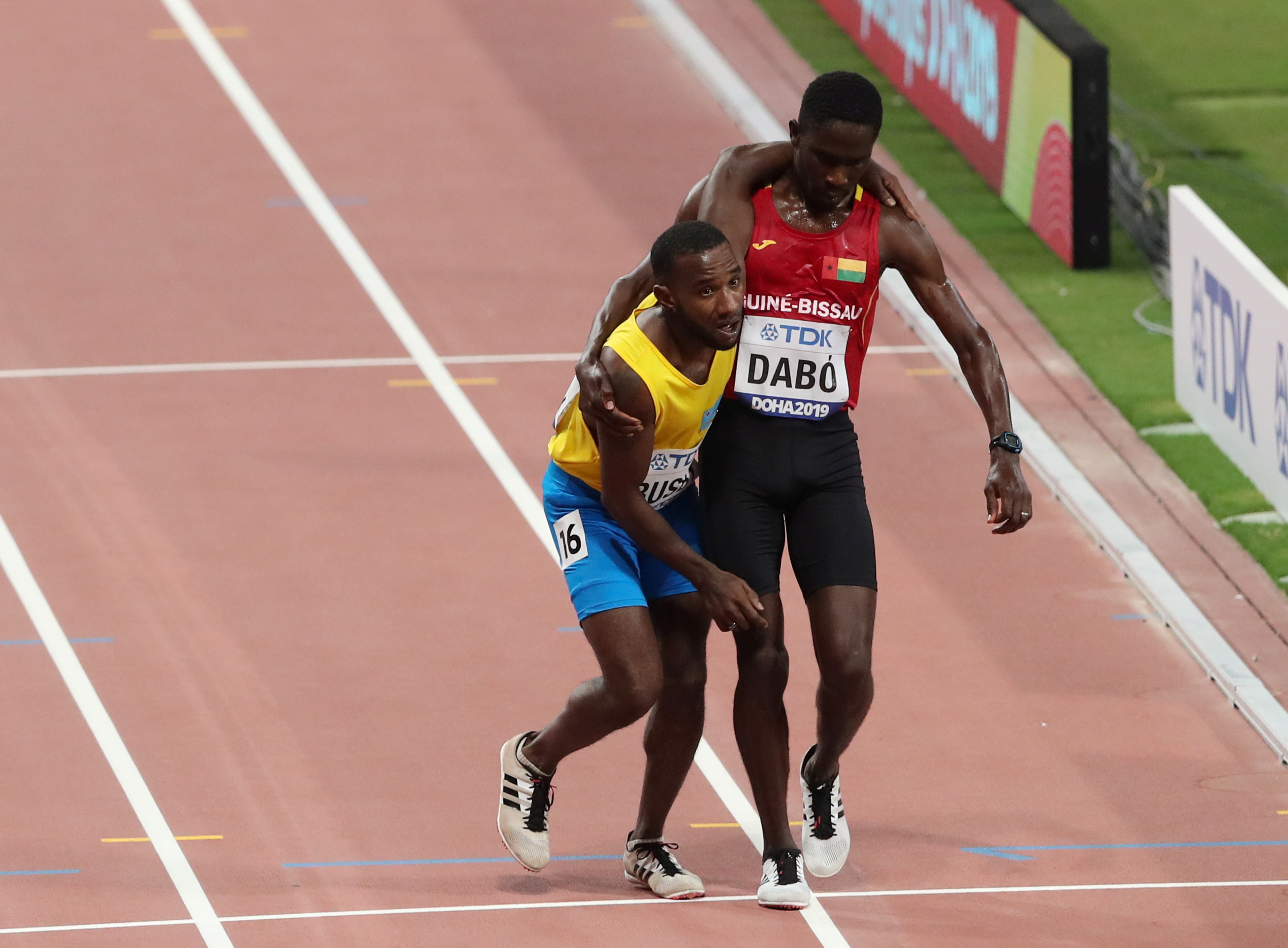 Atleta de Guinea-Bissau se queda sin medalla pero con la admiración del público en Mundial de Doha (Video)