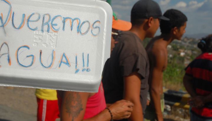 Con el agua que baja de El Ávila, los vecinos de la Cota Mil lavan la ropa y se asean (Video)