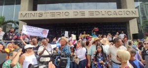 Epa Aristóbulo… mientras montas tu show en La Pastora, los docentes protestan en el Ministerio de Educación (VIDEOS)